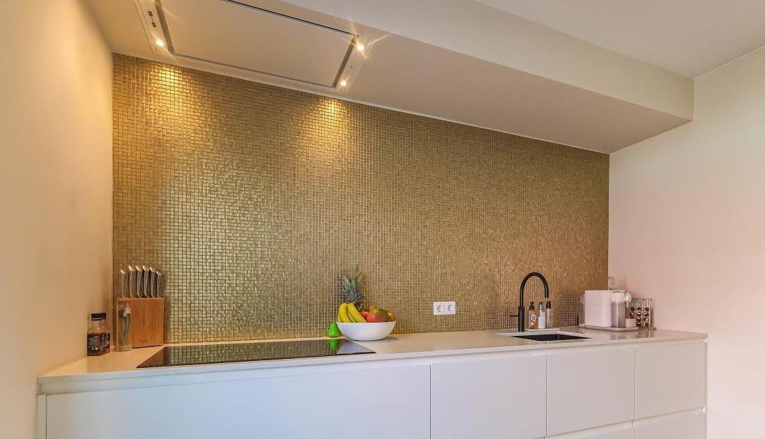 Tapis de carrelage doré dans une cuisine moderne - Solza.fr