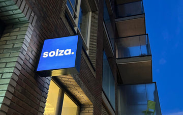 Mise à jour du showroom Alphen a/d Rijn : Nivellement et revêtement de sol - Solza.nl