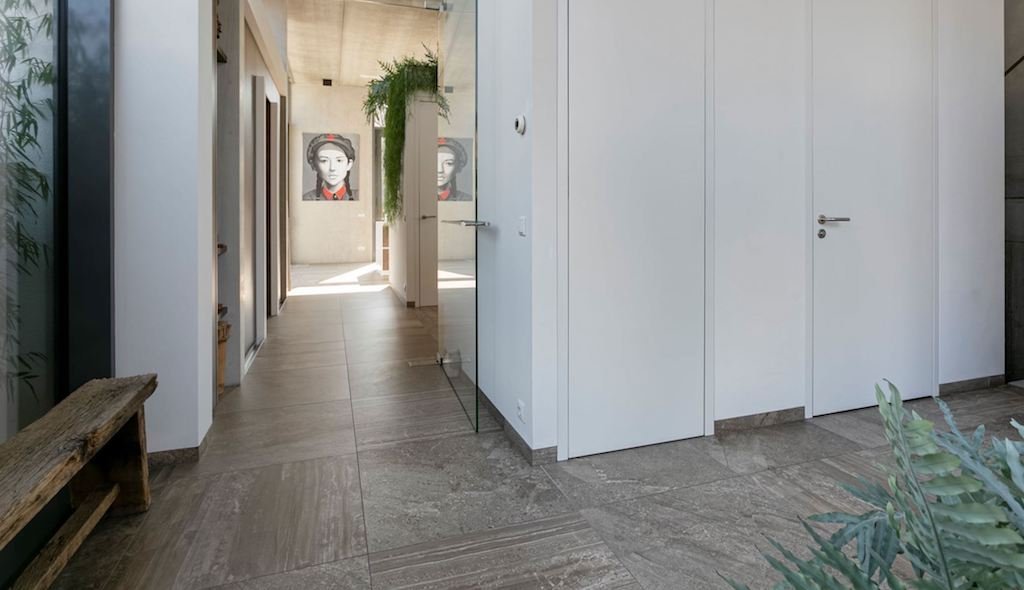 https://www.solza.nl/cdn/shop/articles/vloertegels-donkerder-dan-je-wanden-of-juist-lichter-322167.jpg?v=1702649613