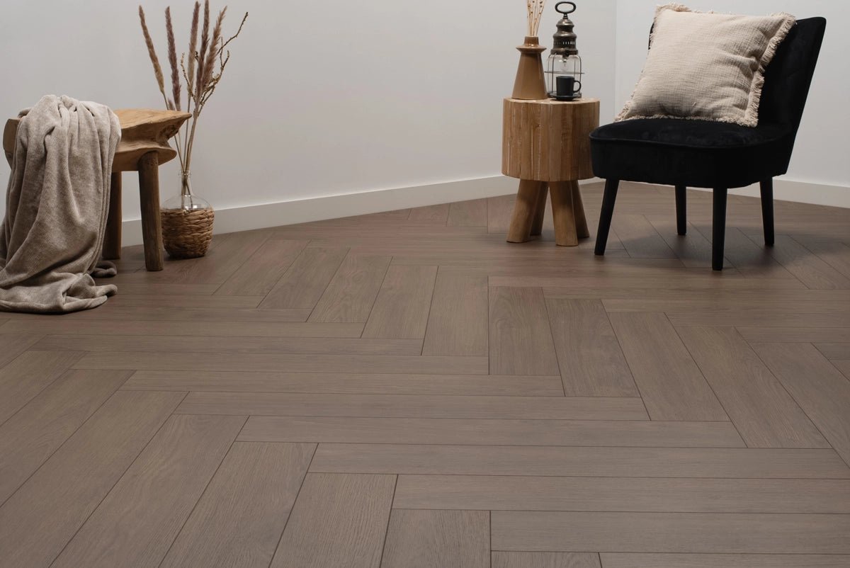 Floer Ceto Cacaobruin Hybride Laminaat Walvisgraat FLR - 1615 - Solza.nl