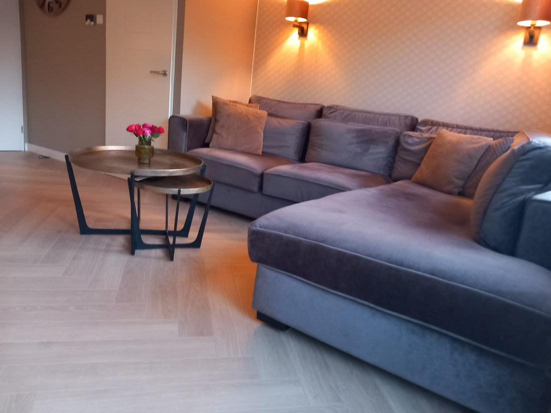 Hoomline Laminaat Herringbone V4 Zeebaars 2313 Aquaprotect Visgraat - Solza.nl