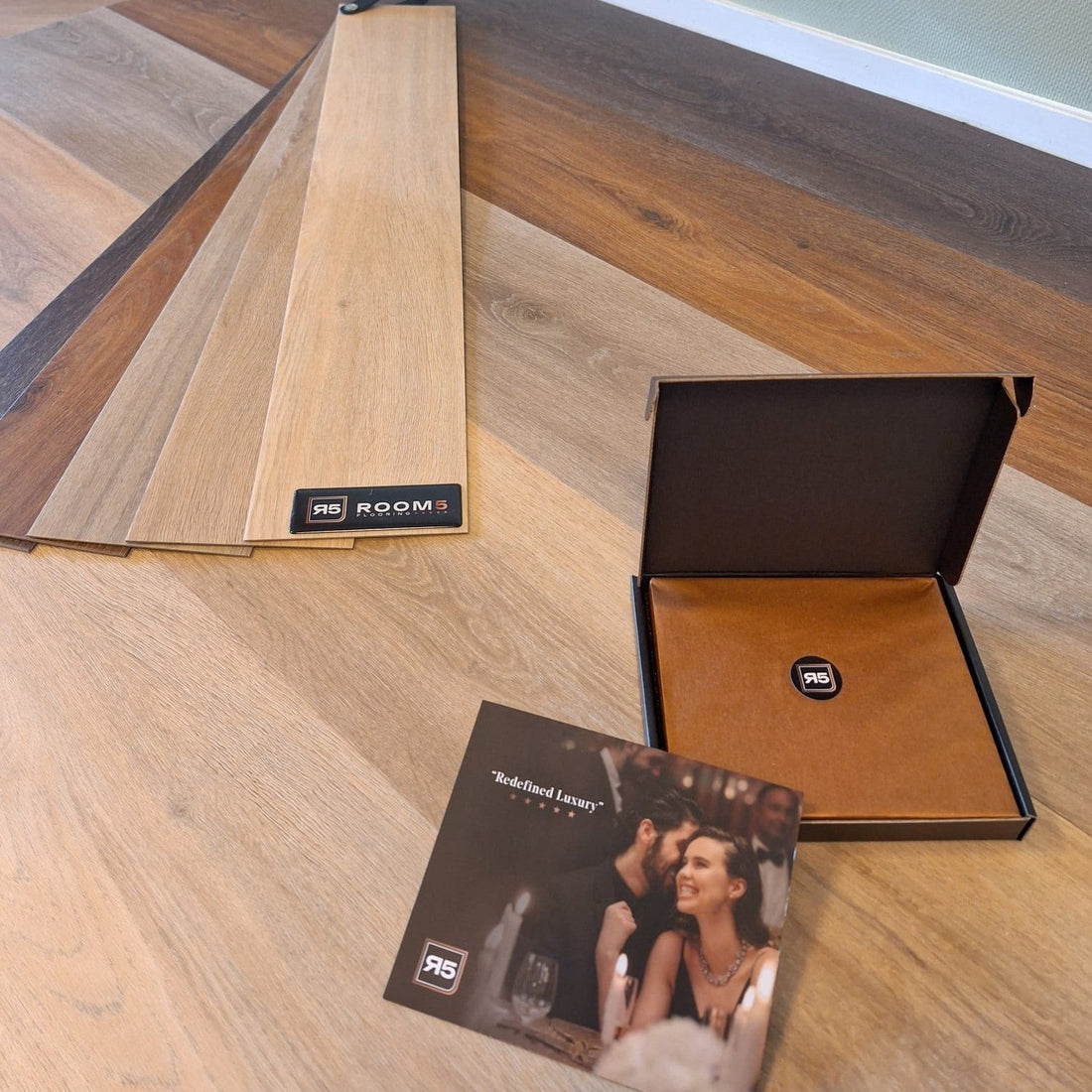 Proefmonster ROOM5 Presidential Ebony Planks Rechte Stroken Plak PVC 555100105 - Solza.nl