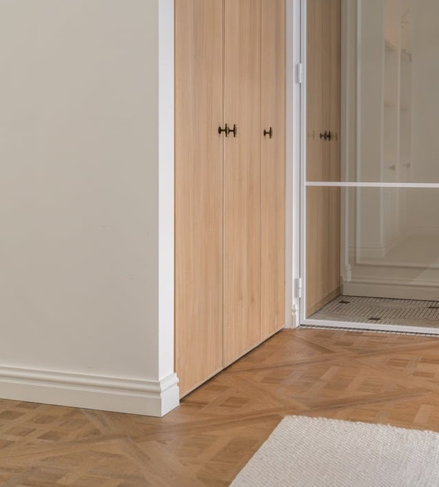 Hal met een Versailles-vloer, een eiken kastenwand en witte plinten
