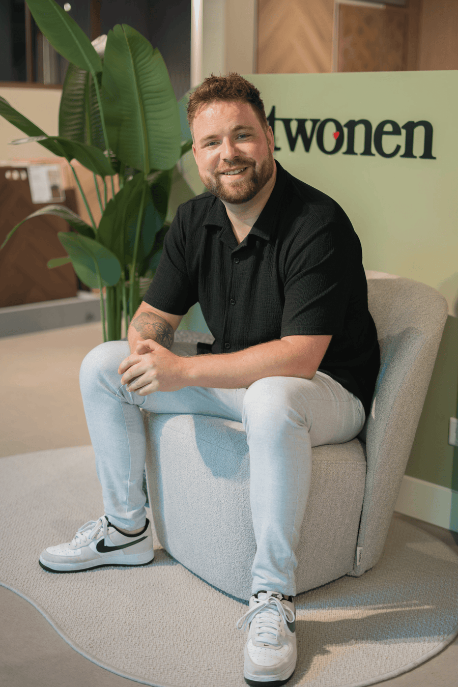 Jorik van der Heide in de showroom van Solza in Alphen aan den Rijn