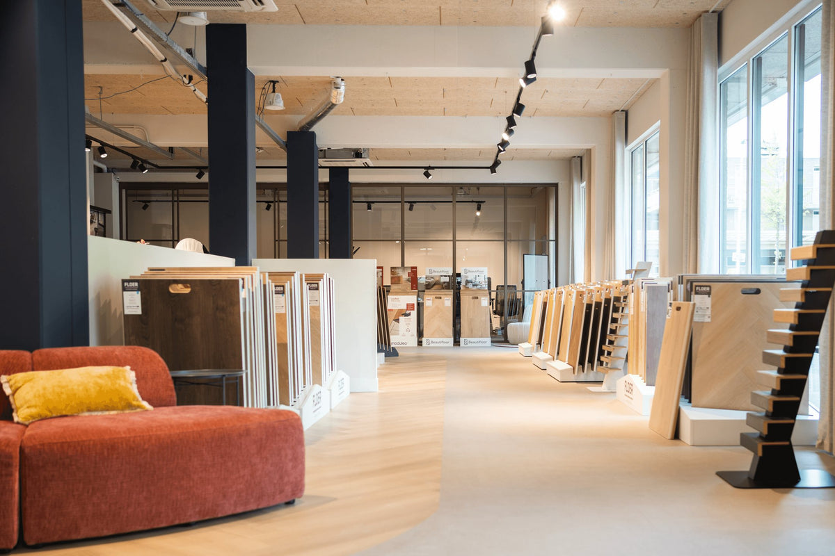 Onze showroom in Alphen aan den Rijn, waar je de vloeren uit dit artikel naast elkaar ziet liggen