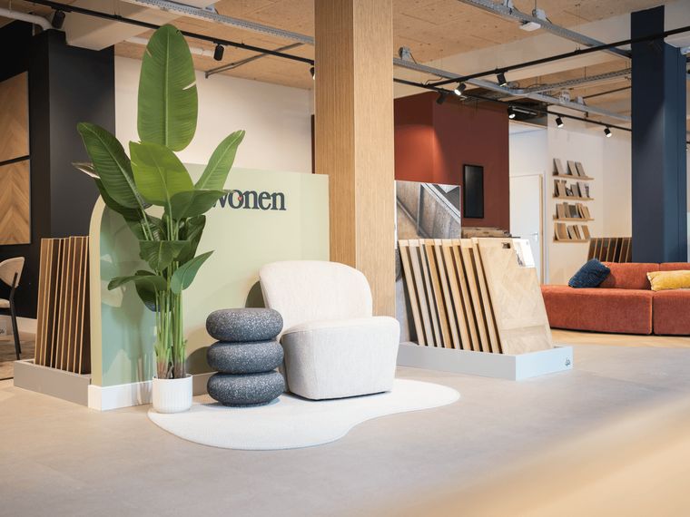 Overzicht van de showroom met vloerstalen en zithoek