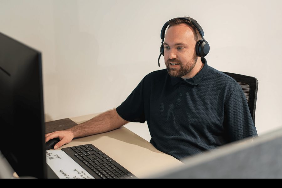 Rolf van de Solza-klantenservice achter zijn bureau met headset