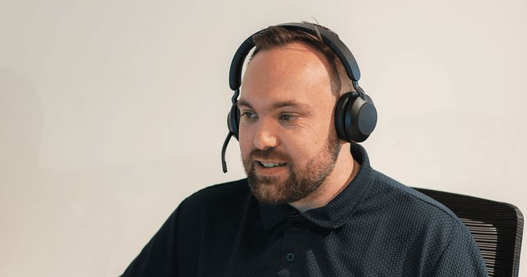 Rolf van de Solza-klantenservice achter zijn bureau met headset