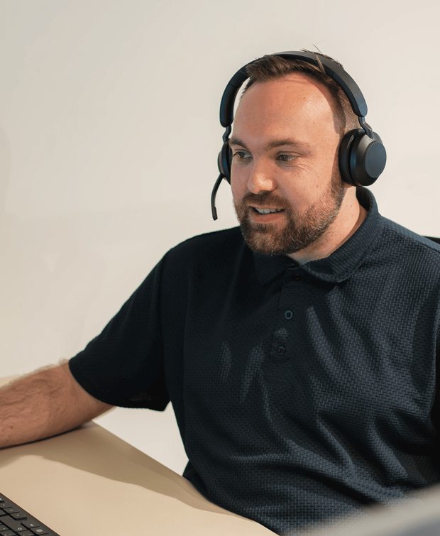 Rolf van de Solza-klantenservice achter zijn bureau met headset