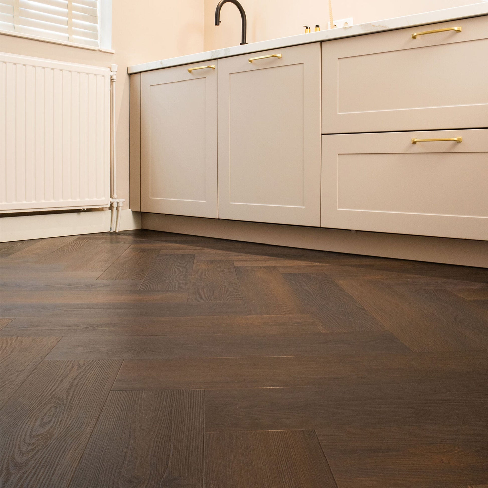 Vivafloors Black Forest - Naaldhout 4540 - Visgraat Plak PVC - Solza.nl
