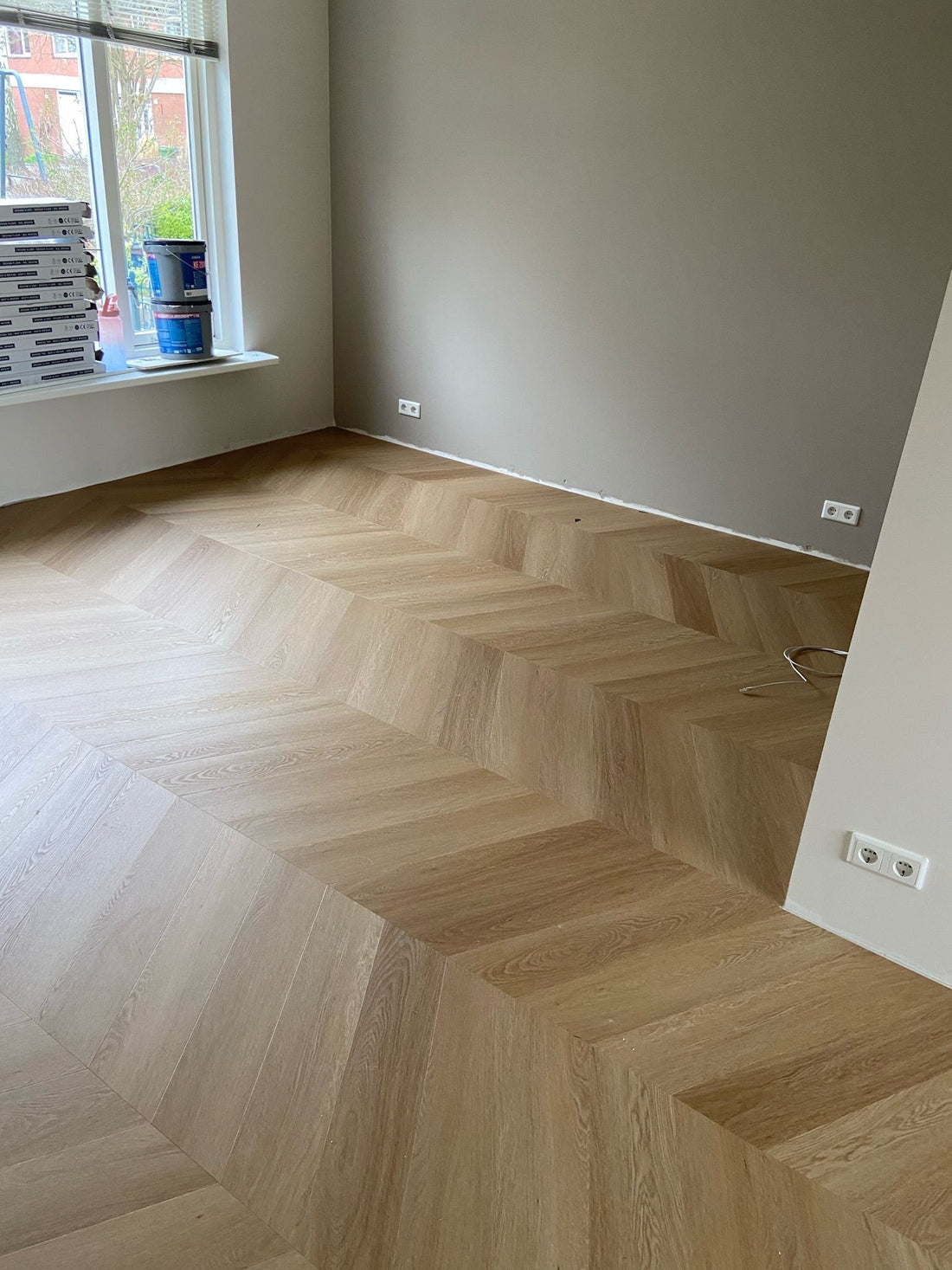 Floorlife Yup Fulham Chevron Warm Oak 1614 Dryback PVC - Point de Hongrie - Solza.fr